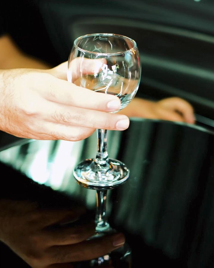 Verre sur la table centrale du salon VIP